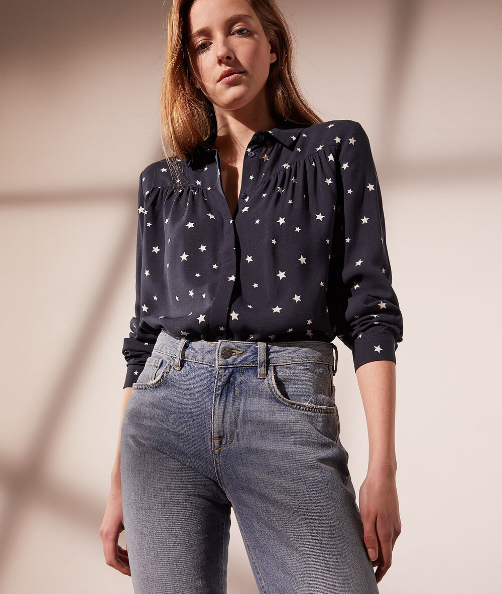 Camisa estampado estrellas azul marino.