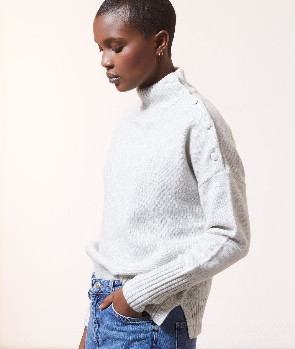 Pull col roulé boutonné gris chine clair.
