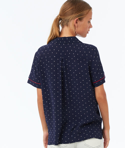 Blusa estampada con bolsillo azul marino.