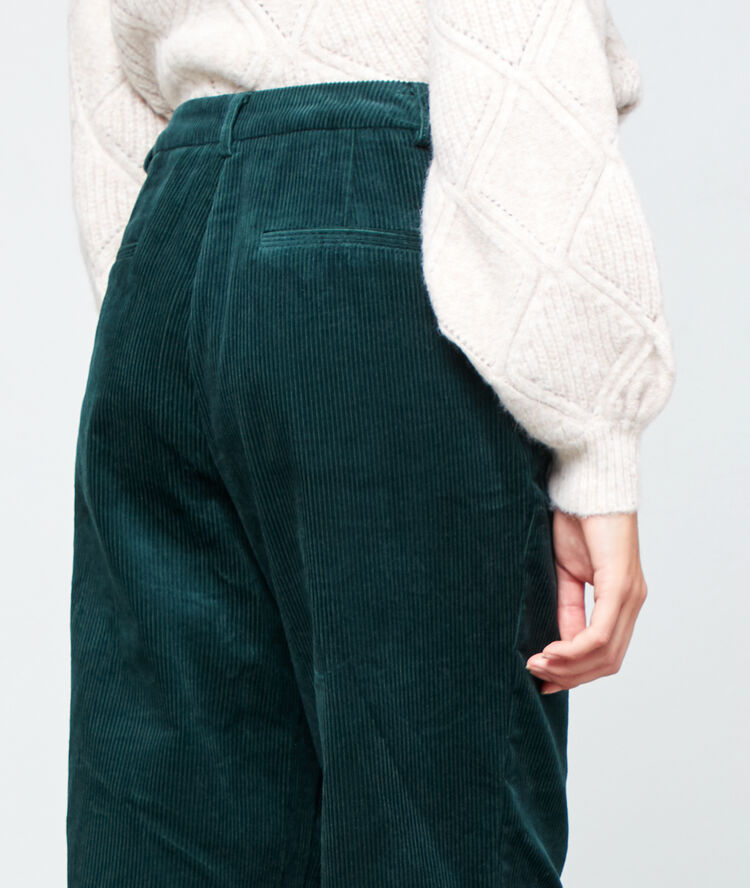 Pantalón ancho de pana verde.