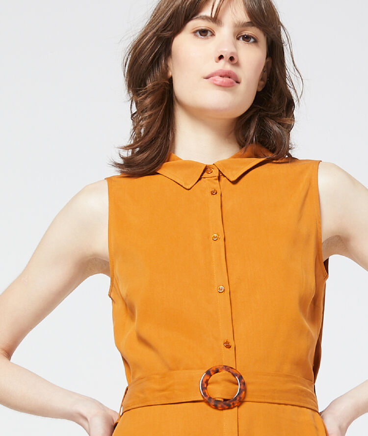 Vestido camisero acampanado ocre.