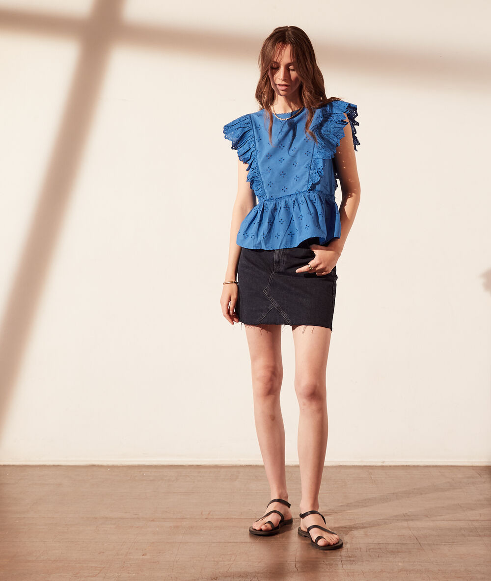 Top con volantes y bordados ingleses azul.