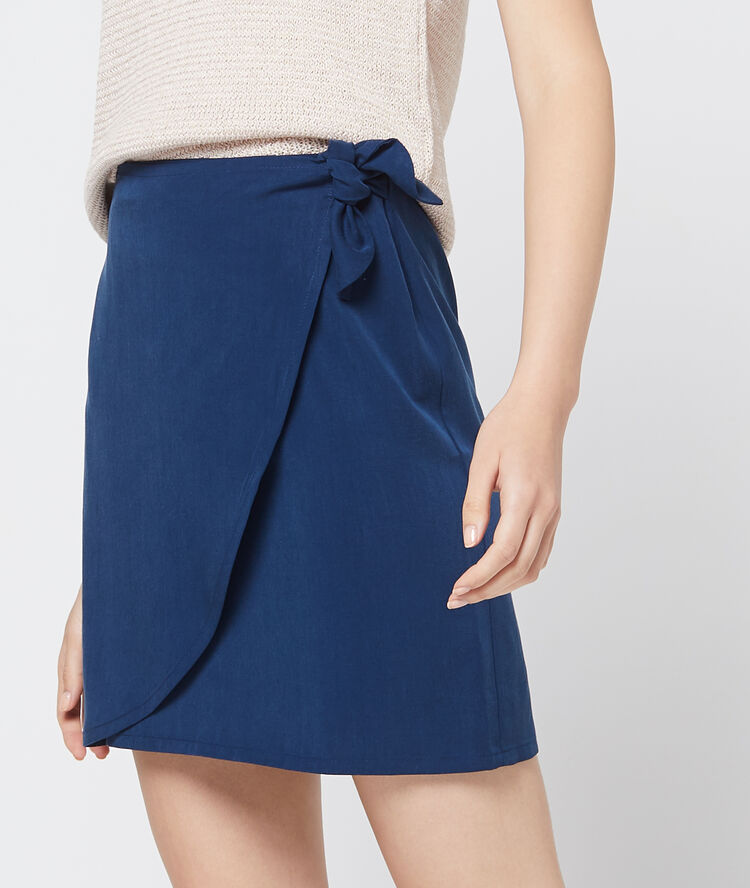 Falda cruzada de tencel azul.