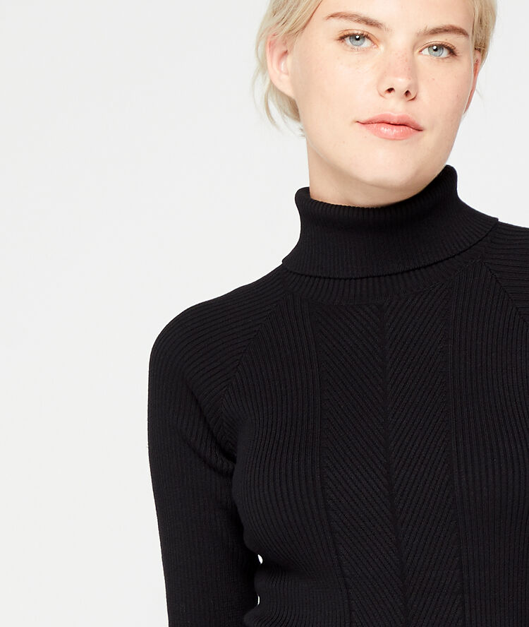 Vestido suéter cuello alto negro.