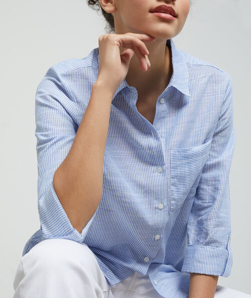 Camisa a rayas azul marino.