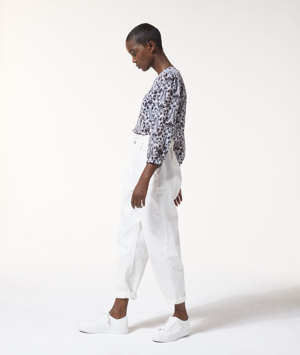 Blusa de cuello redondo con estampado floral ecru.