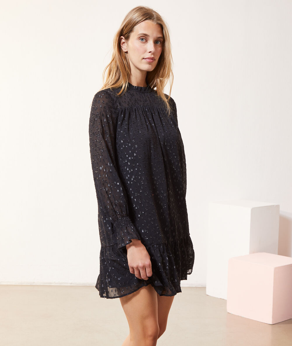 Robe plumetis, manches volants noir.