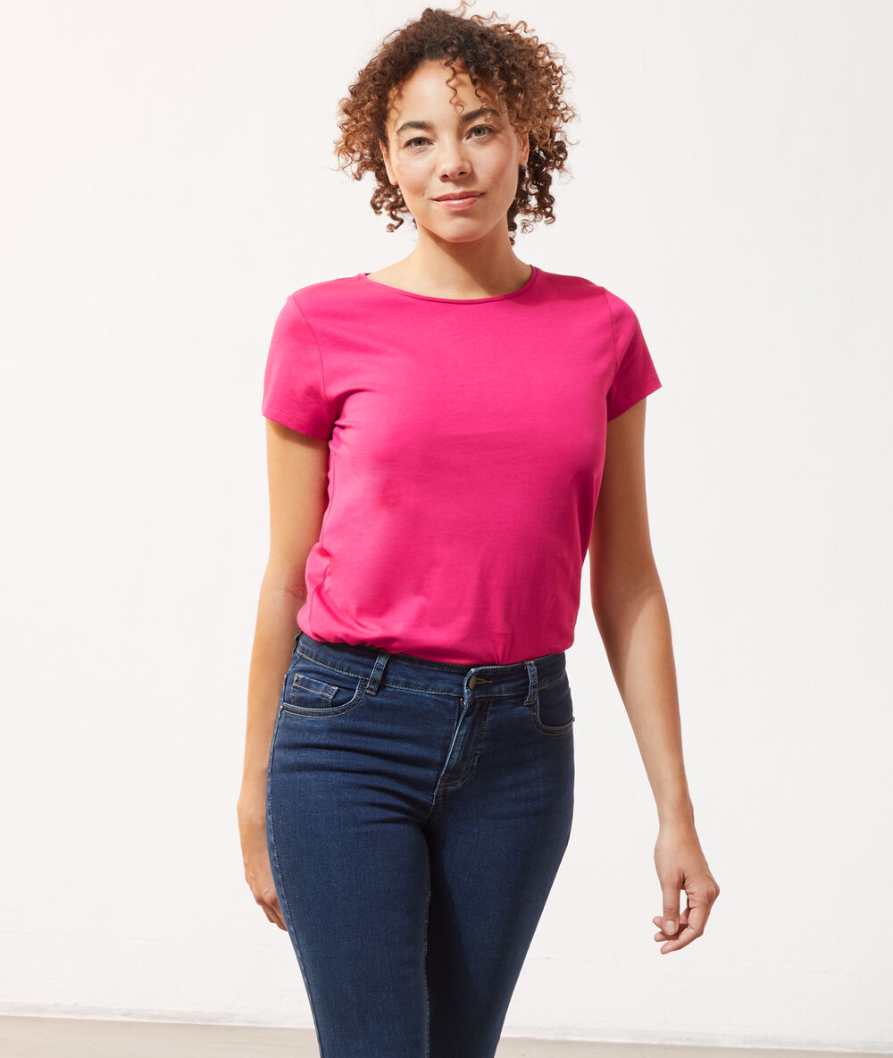 Camiseta cuello redondo fucsia.