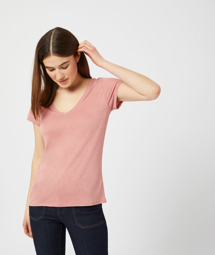 Camiseta cuello en v rosa.