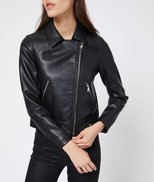 Blusa de motera en polipiel negro.