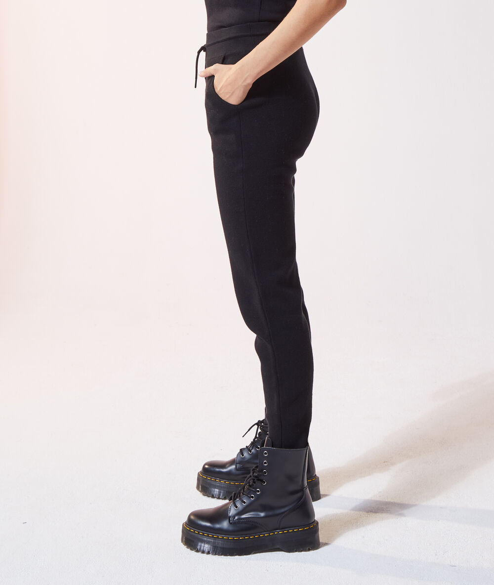 Pantalón jogging negro.