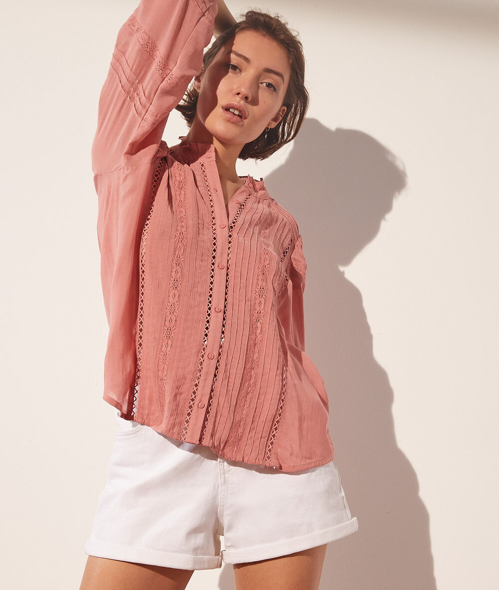 Camisa con motivos de encaje rosa viejo.