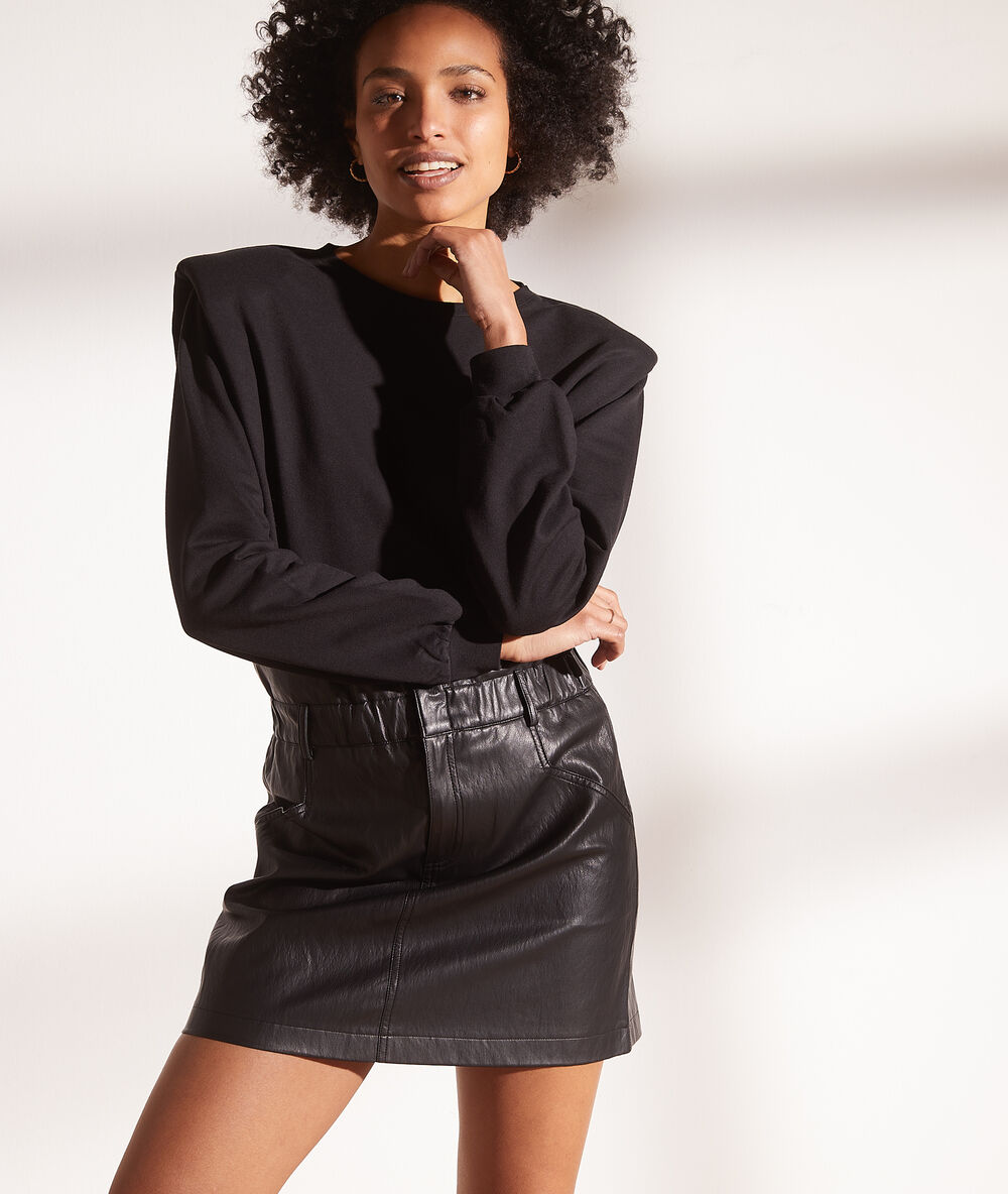 Falda corta efecto piel negro.