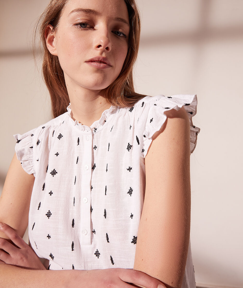 Camisa manga corta con volantes blanco.