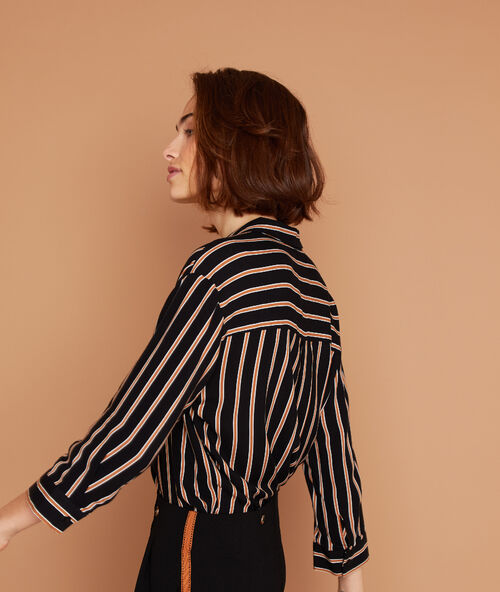 Camisa a rayas negro.