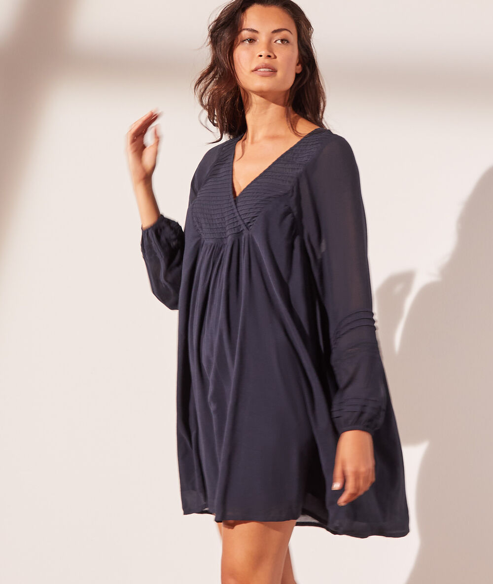 Vestido corto vaporoso azul marino.