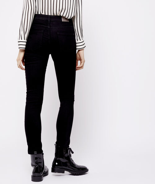 Pantalón vaquero estrecho Pantalón vaquero estrecho
