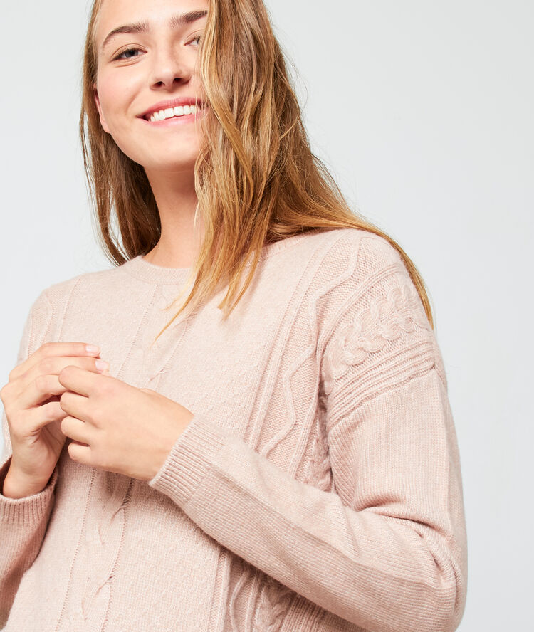 Vestido suéter de punto trenzado crema.