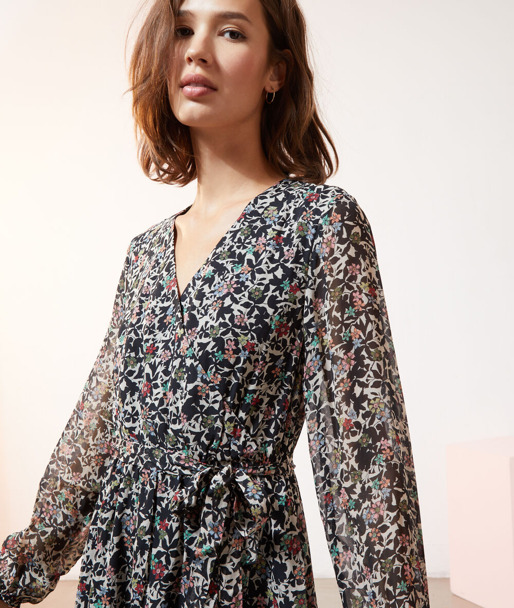Vestido vaporoso estampado floral negro.