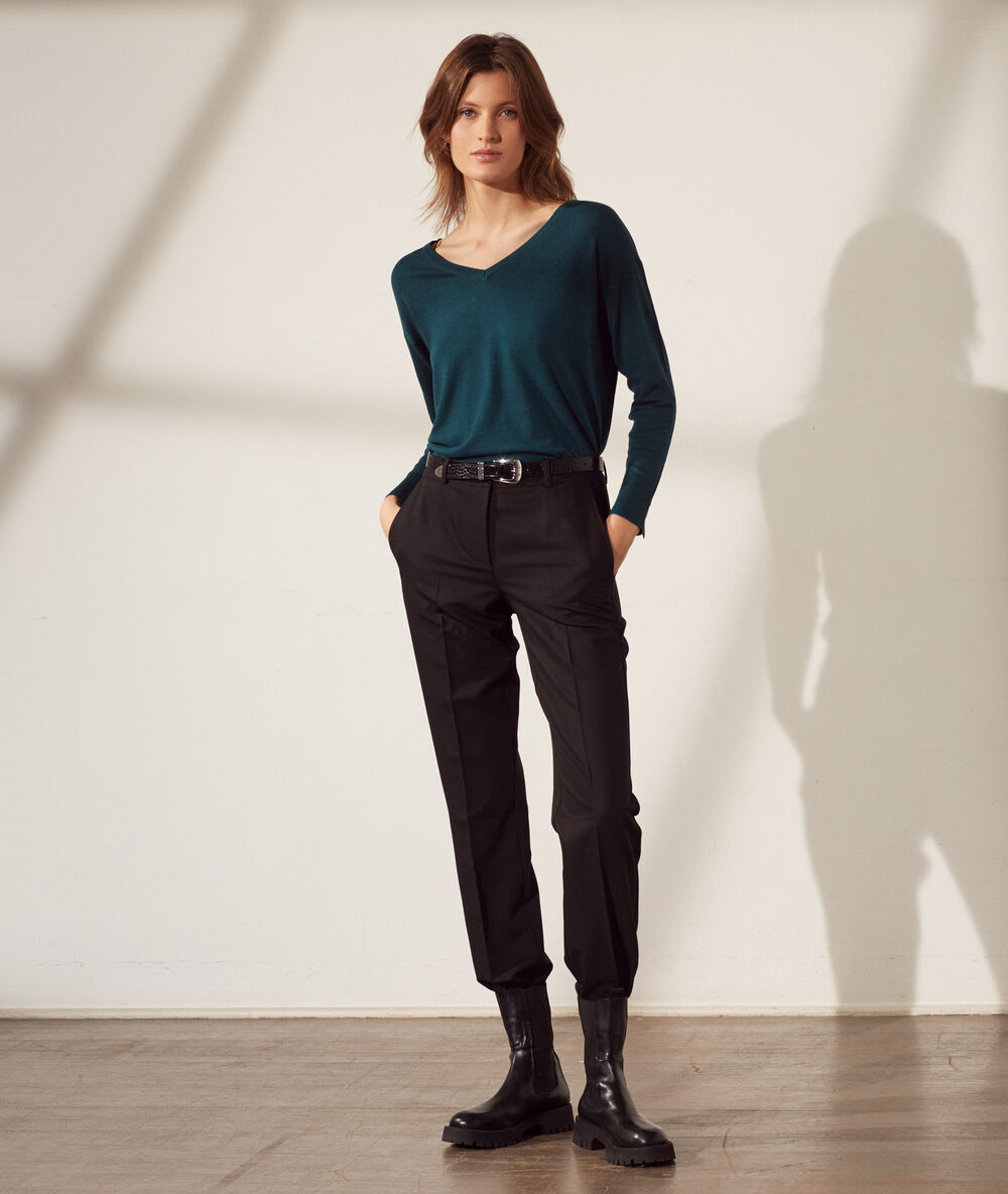 Pantalón acampanado negro.