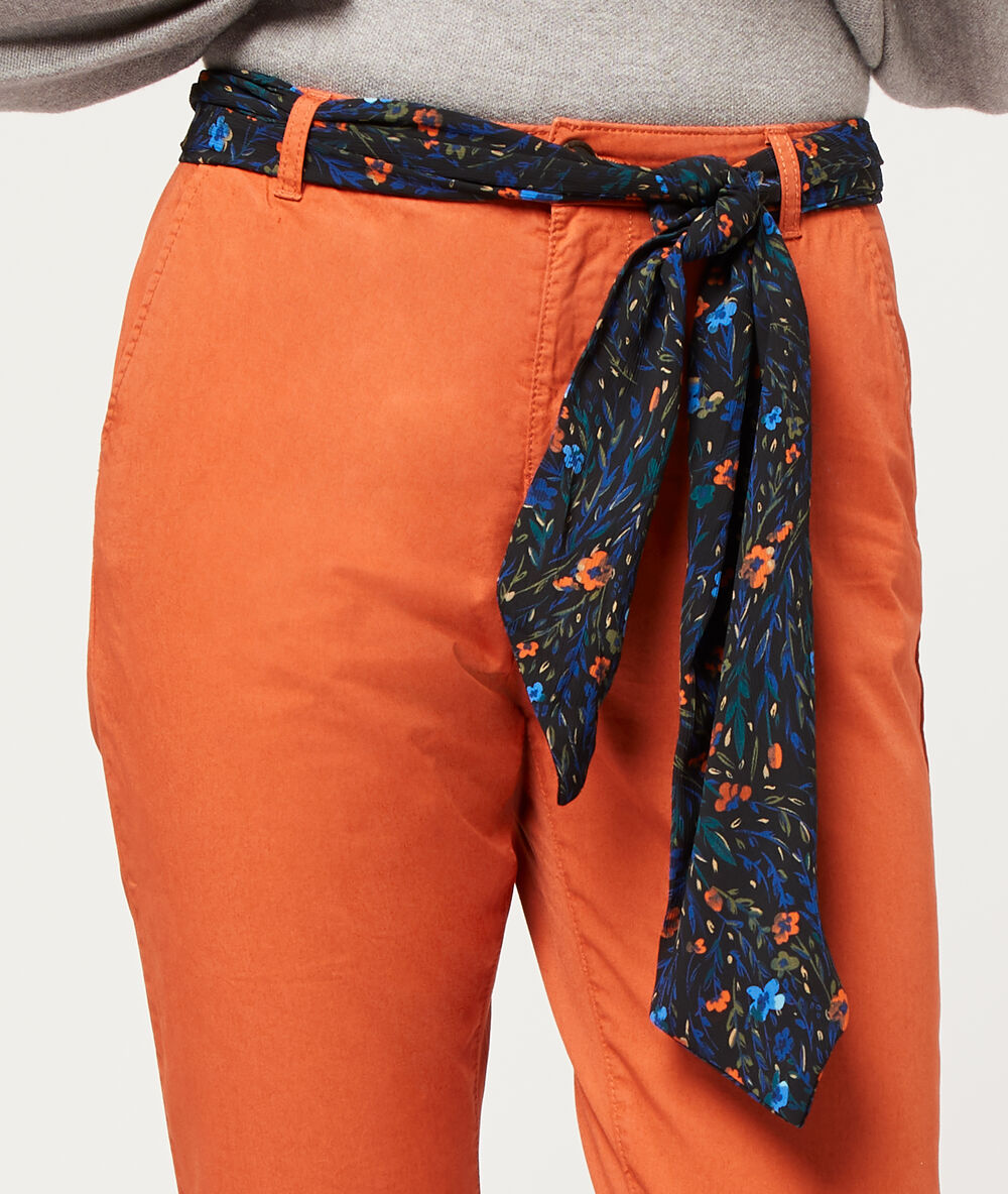 Pantalón recto con cinturón pañuelo tomate.