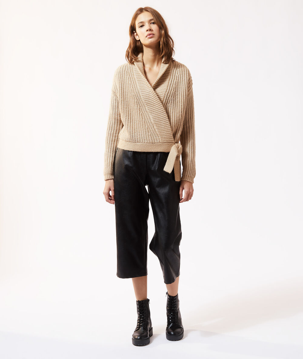 Gilet en maille cache-cœur camel.