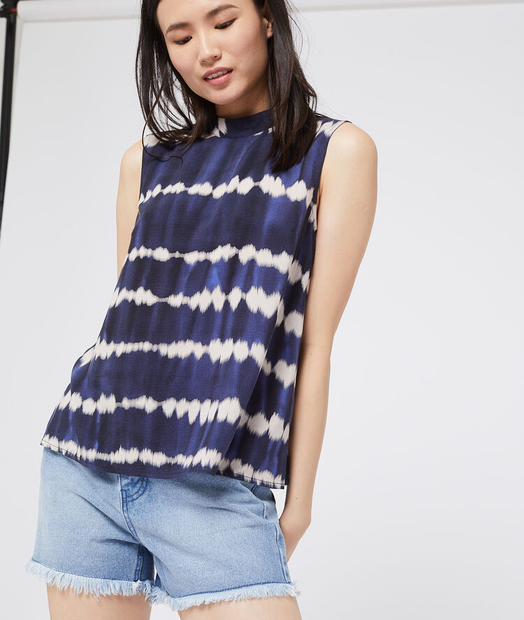 Top estampado tie-dye azul marino.