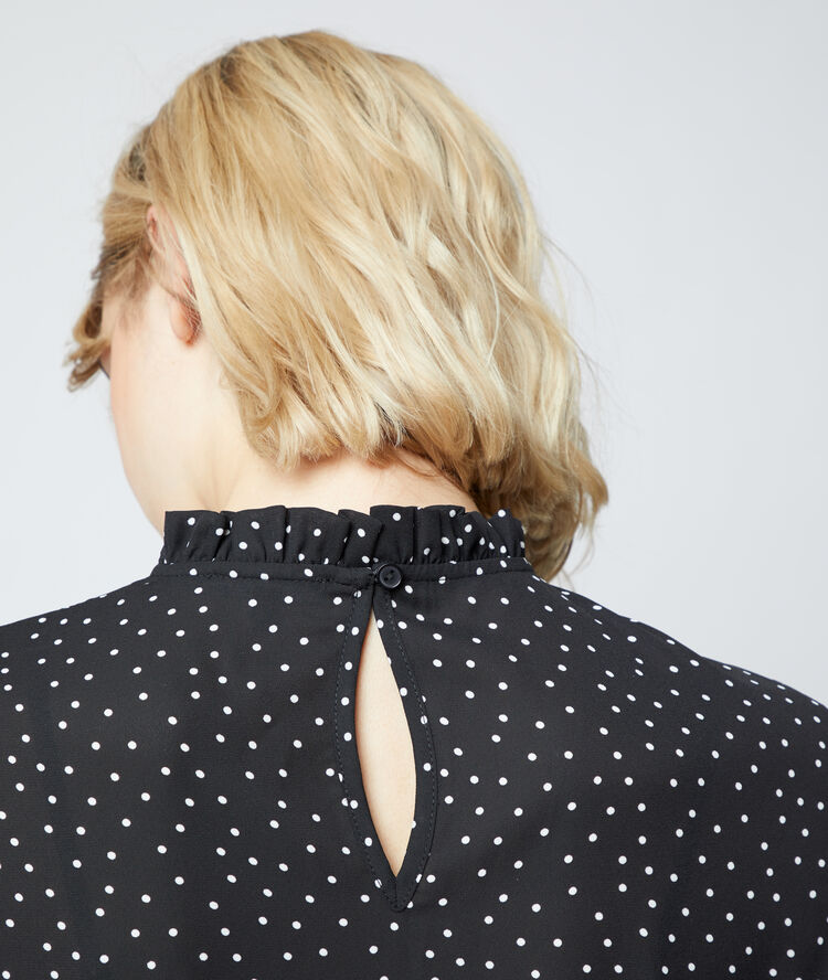 Blusa de lunares negro.