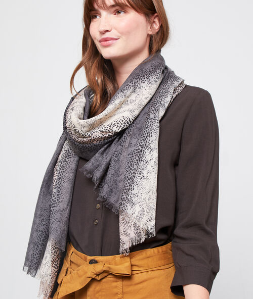 Bufanda estampado pit&oacute;n degradado gris.