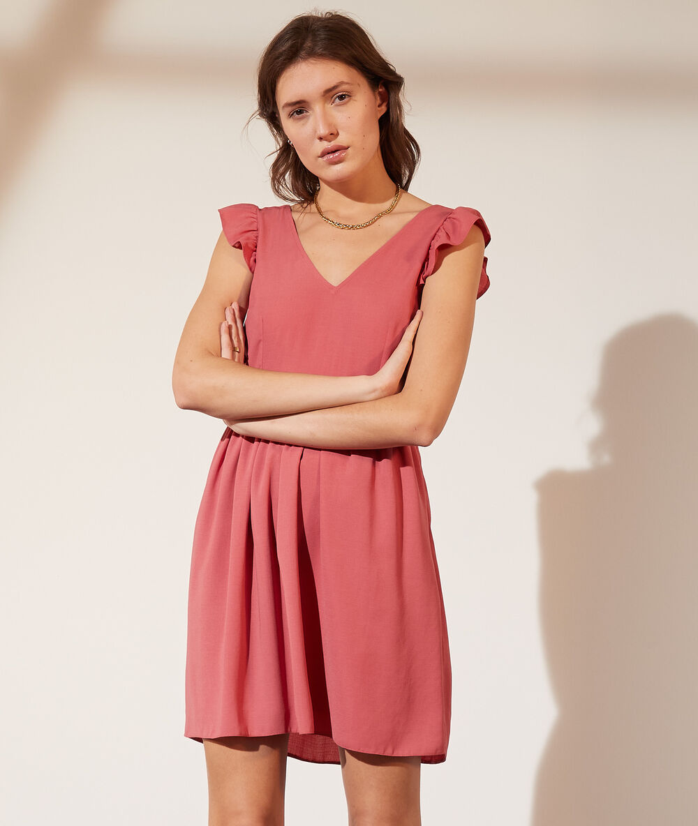 Vestido abertura espalda con volantes rosa.