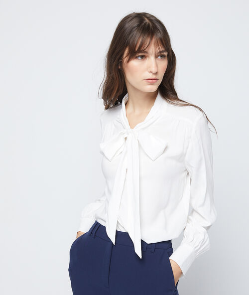 Blusa anudada al cuello crudo.