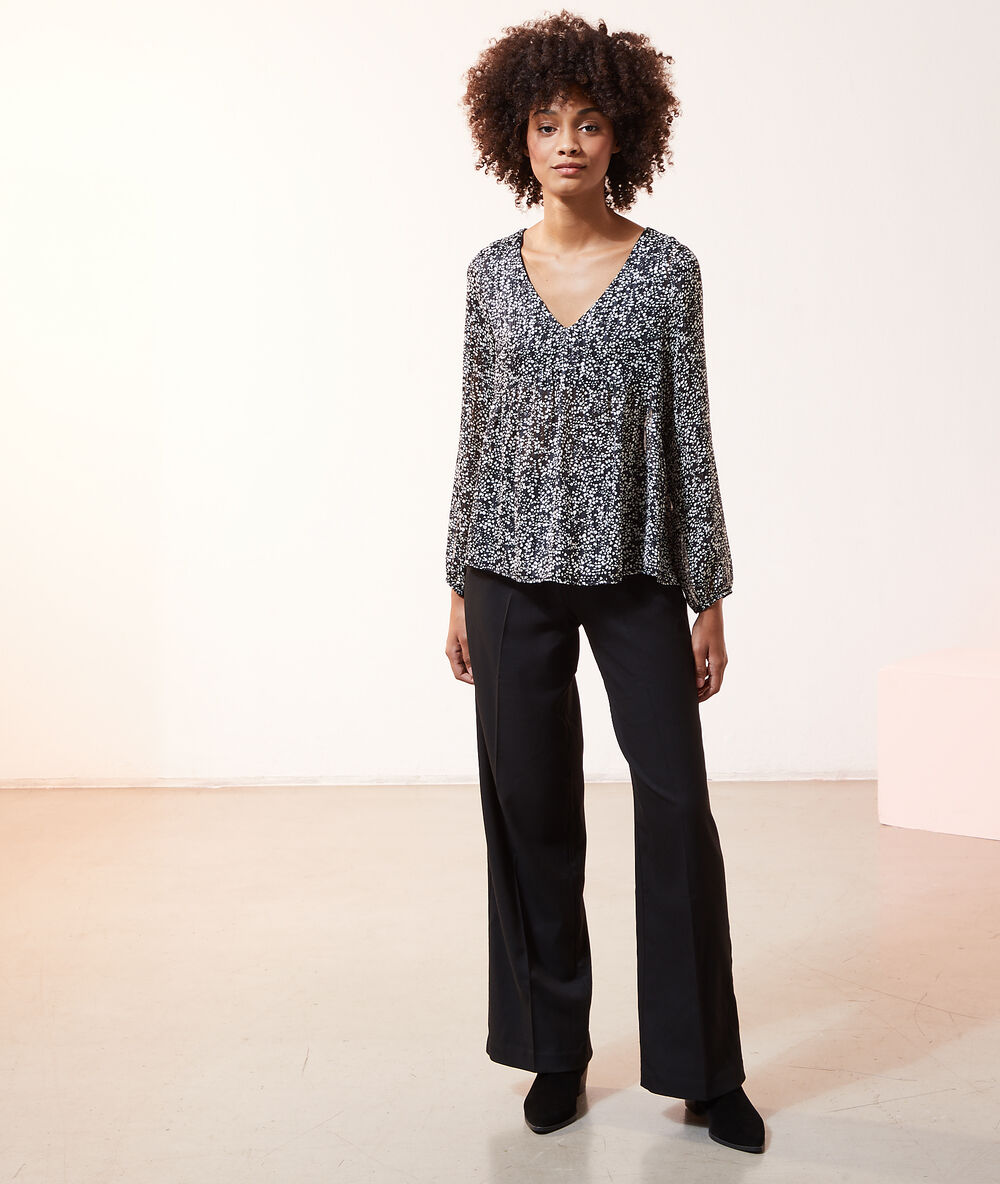 Blusa estampada 2 en 1 con top integrado negro.