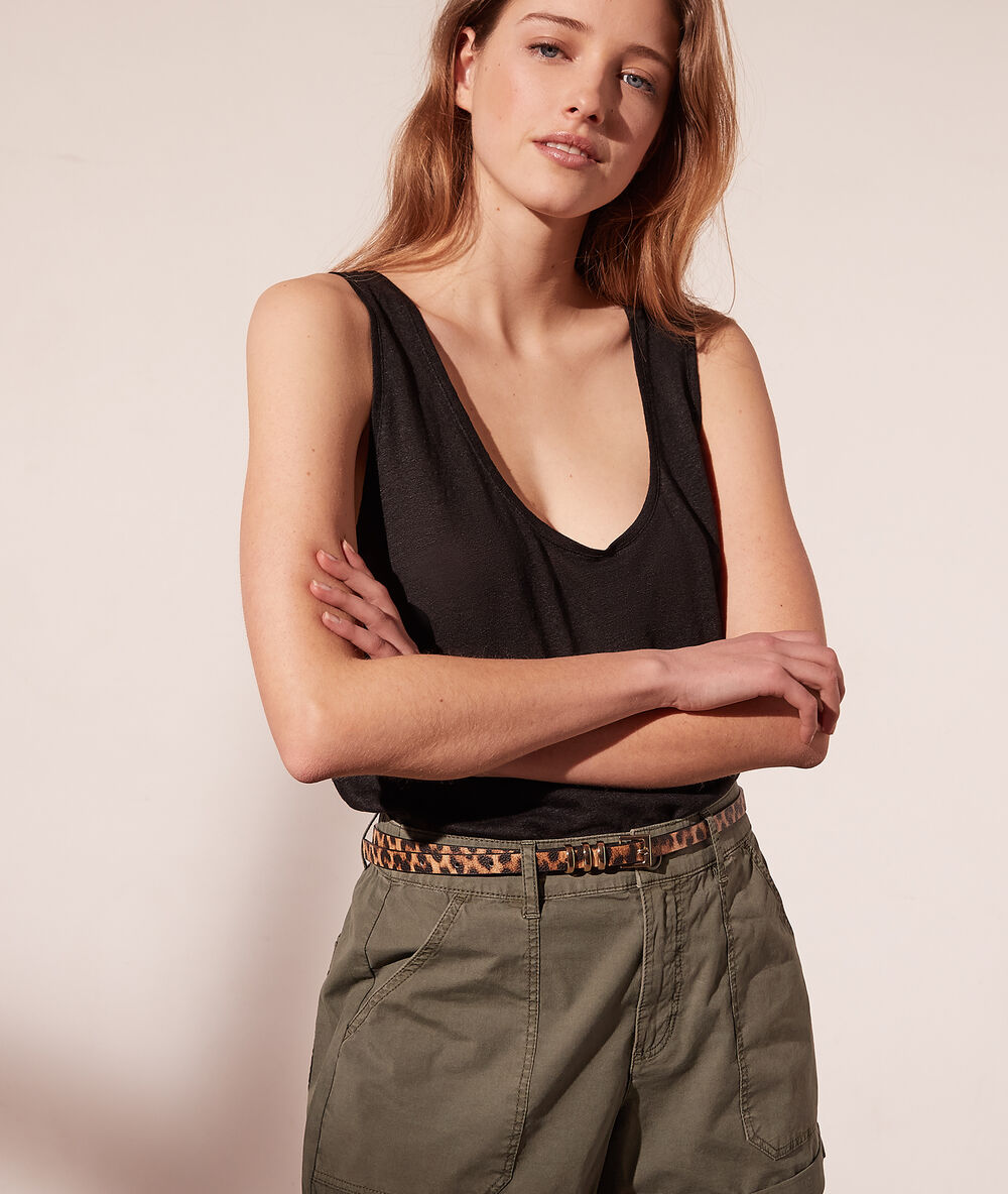 Top escotado de lino negro.