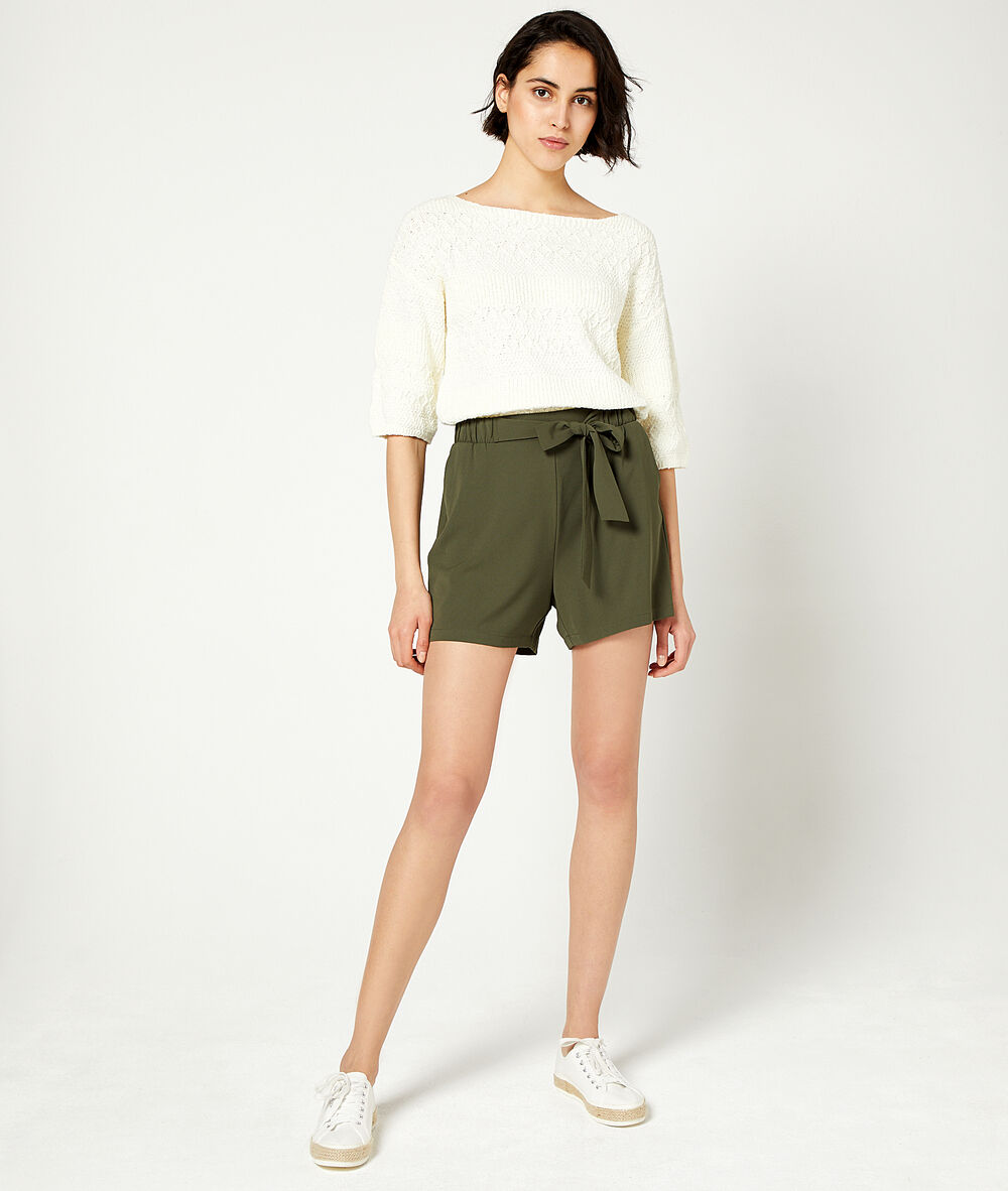 Pantalón corto con lazada caqui.