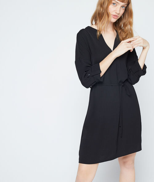 Vestido vaporoso anudado negro.
