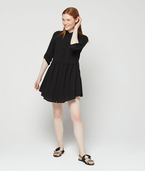 Vestido camisero holgado negro.