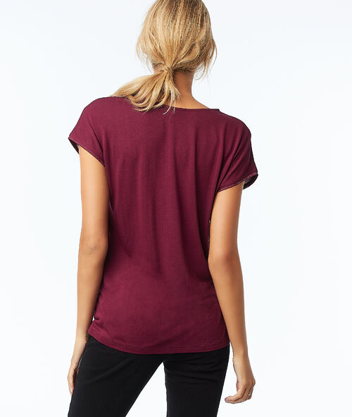 Camiseta estampado floral granate.