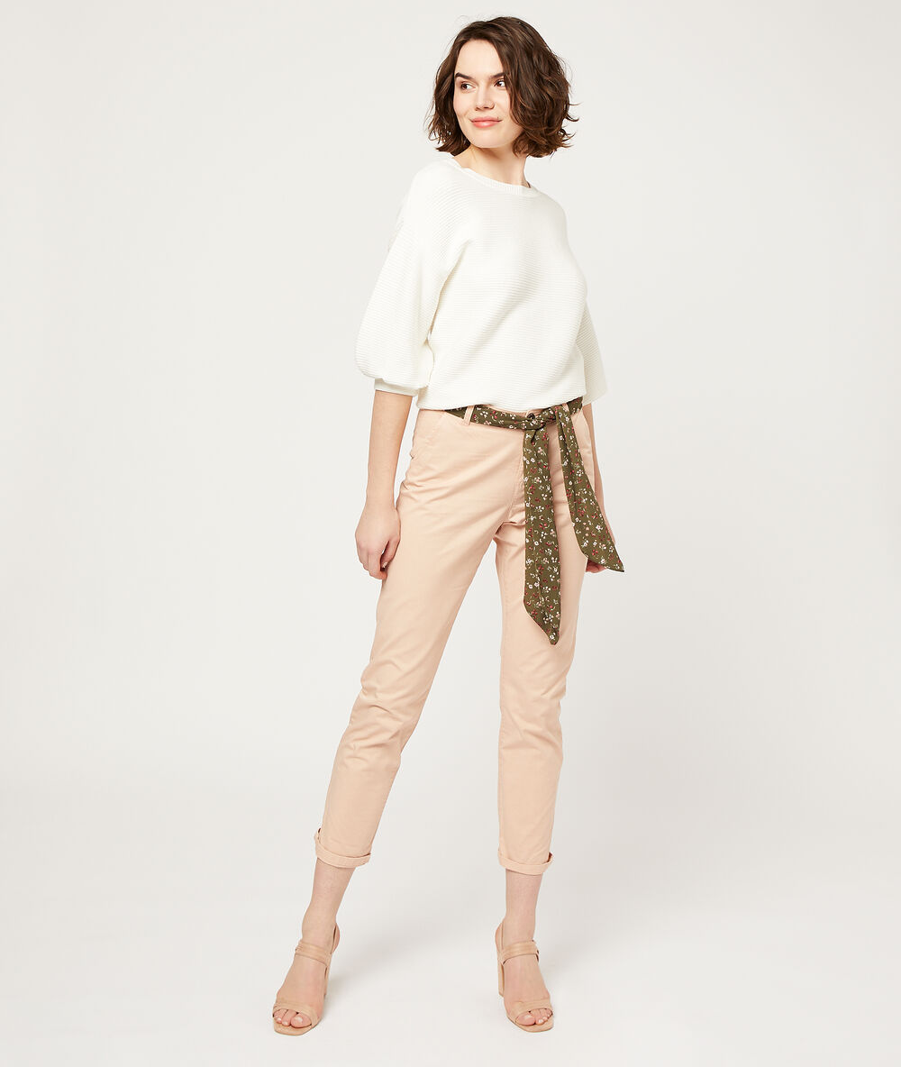 Pantalón recto con cinturón pañuelo maquillaje.
