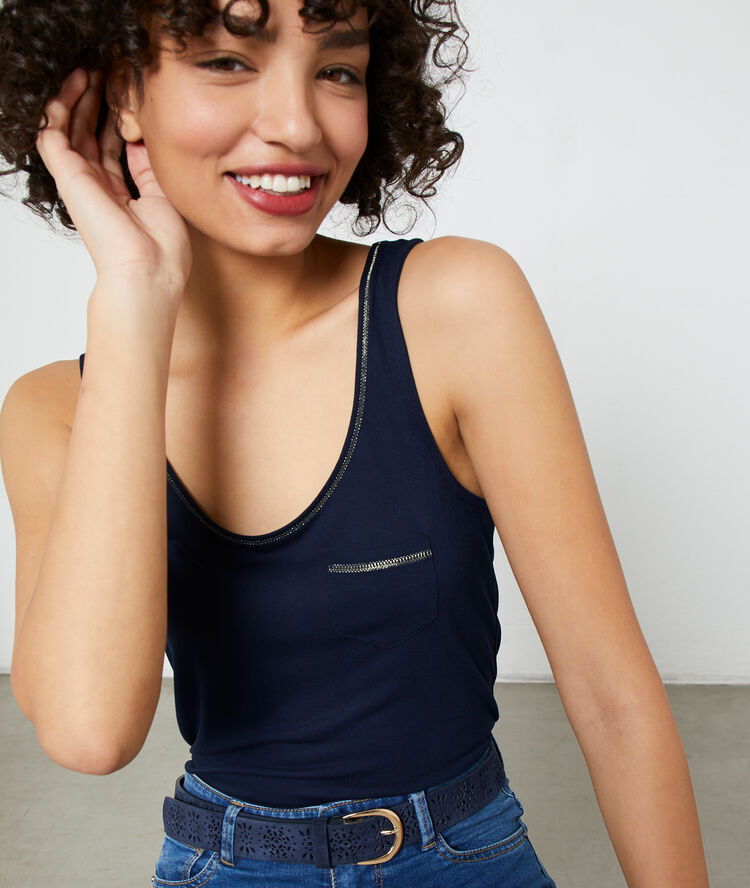 Camiseta lisa con detalles metalizados azul marino.