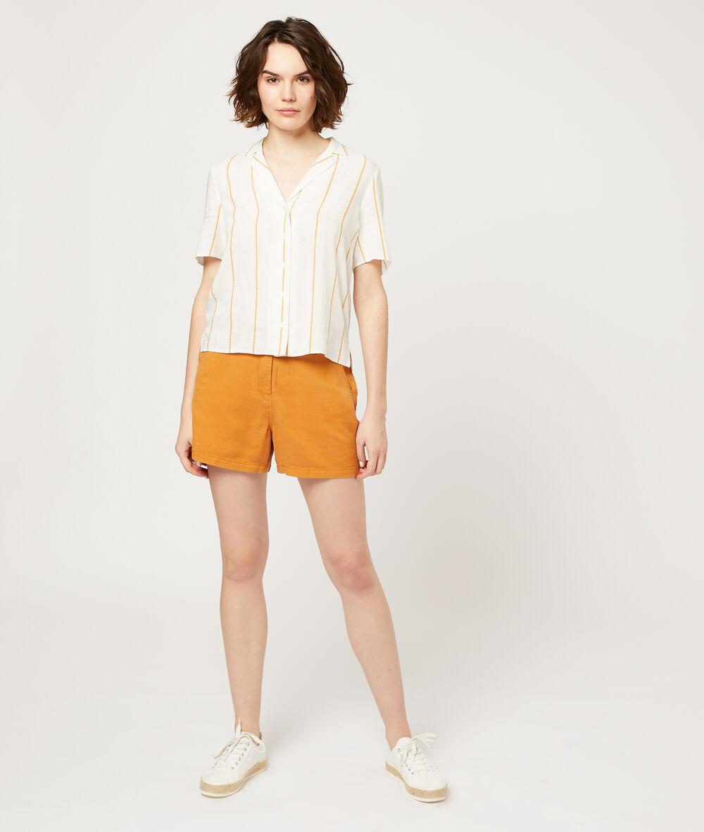 Pantalón corto con pinzas naranja.
