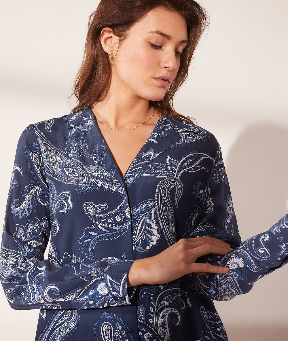 Camisa estampado bandana azul.