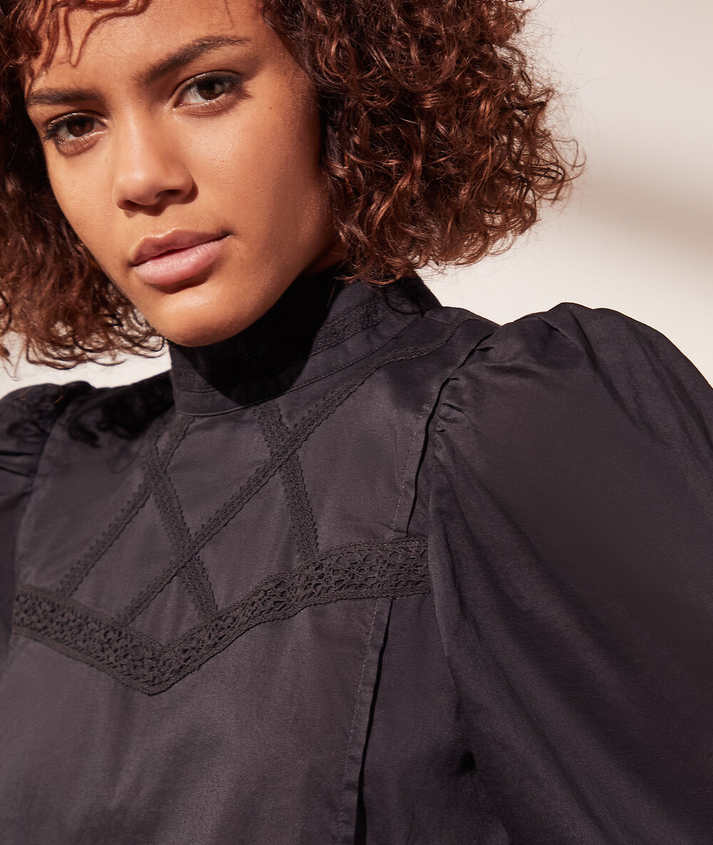 Blusa mangas abullonadas negro.