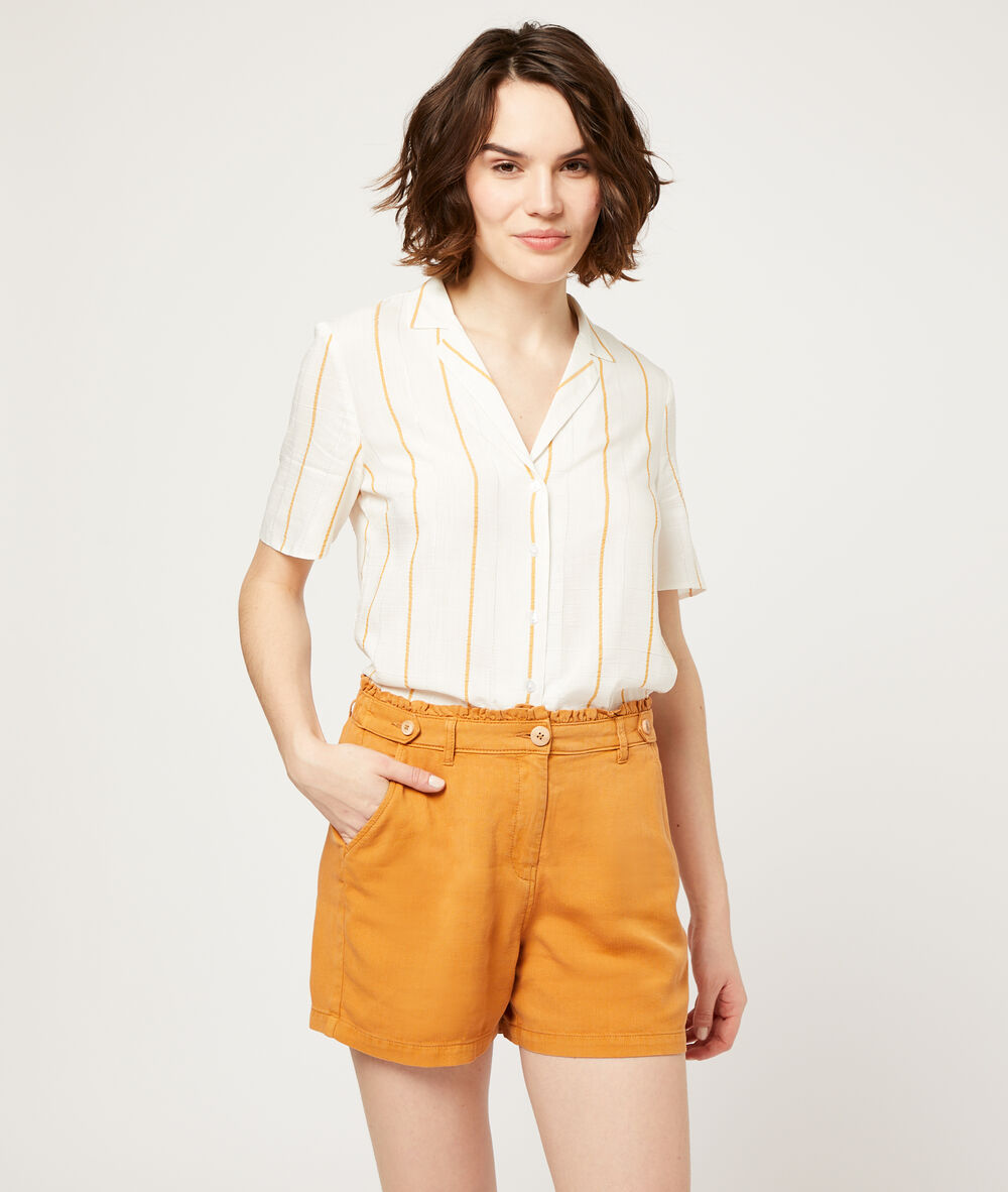 Pantalón corto con pinzas naranja.