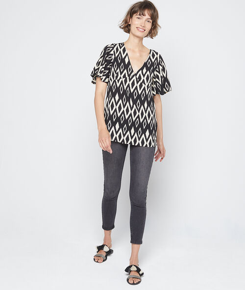 Blusa vaporosa estampado gráfico crudo.