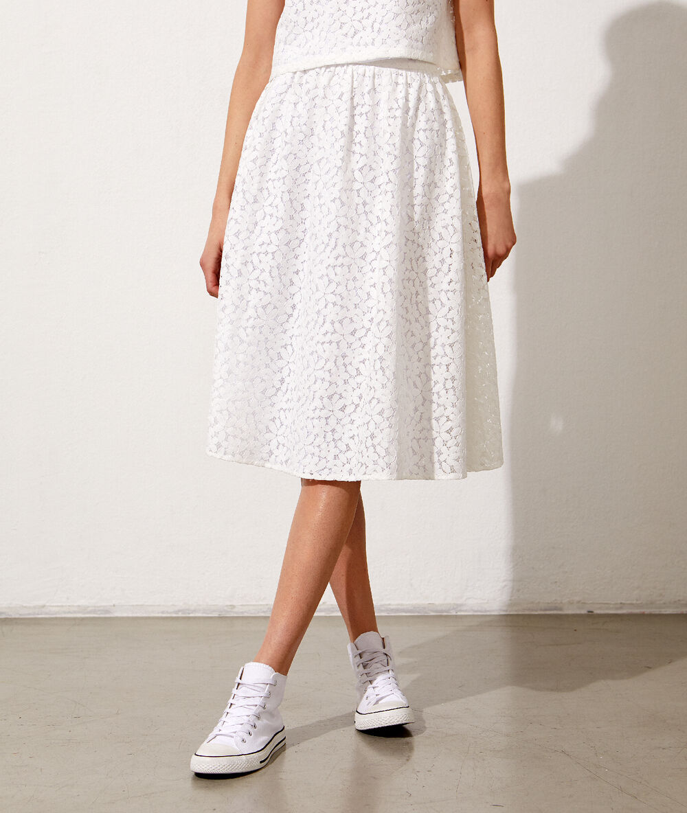 Falda midi de encaje floral crudo.