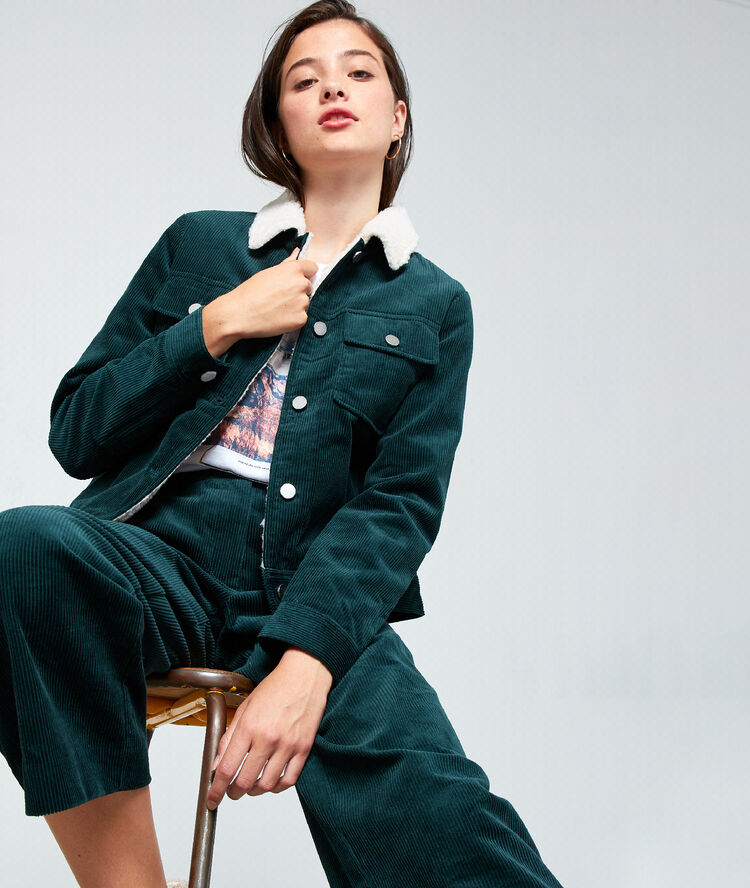 Chaqueta de pana verde.