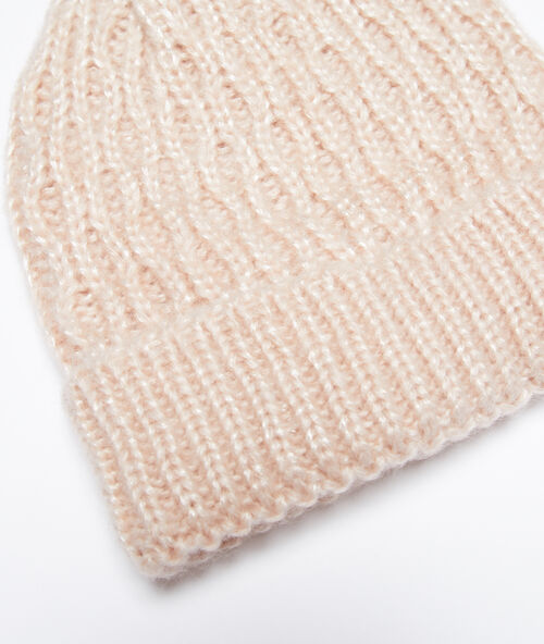 Gorro acanalado rosa.