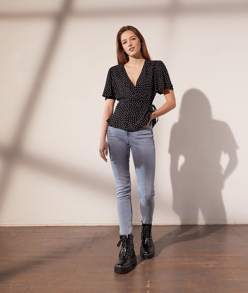 Top escote cruzado, estampado de lunares negro.