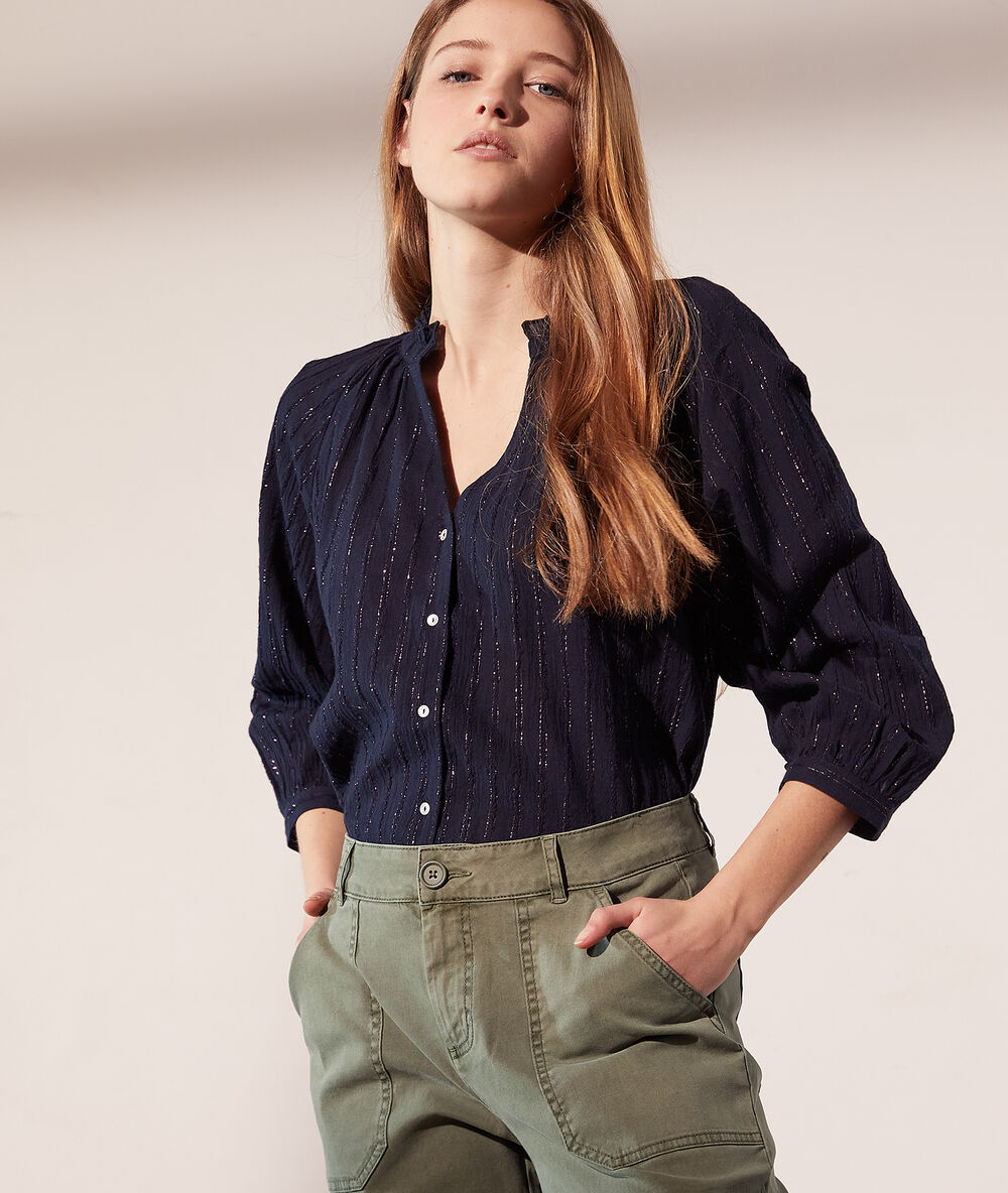 Camisa cuello mao, hilos metalizados azul marino.
