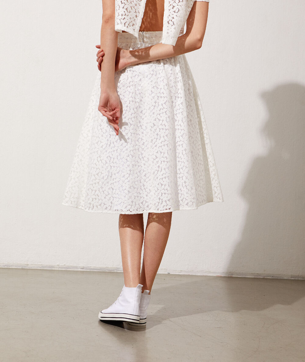 Falda midi de encaje floral crudo.
